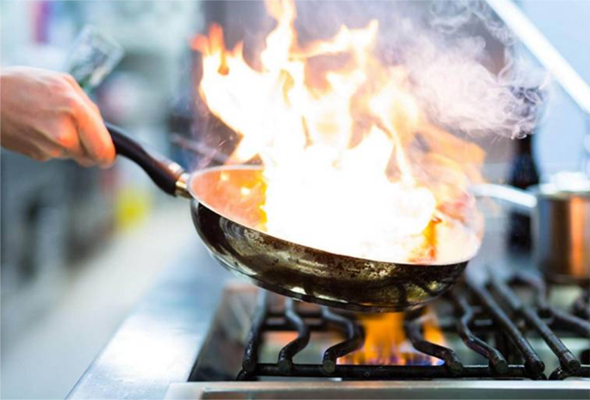 Что делать, если загорелось масло на сковородке?
